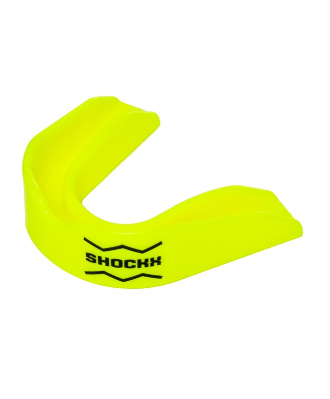 ShockX campagnevisual: productshot in studioverlichting met merkkleuren