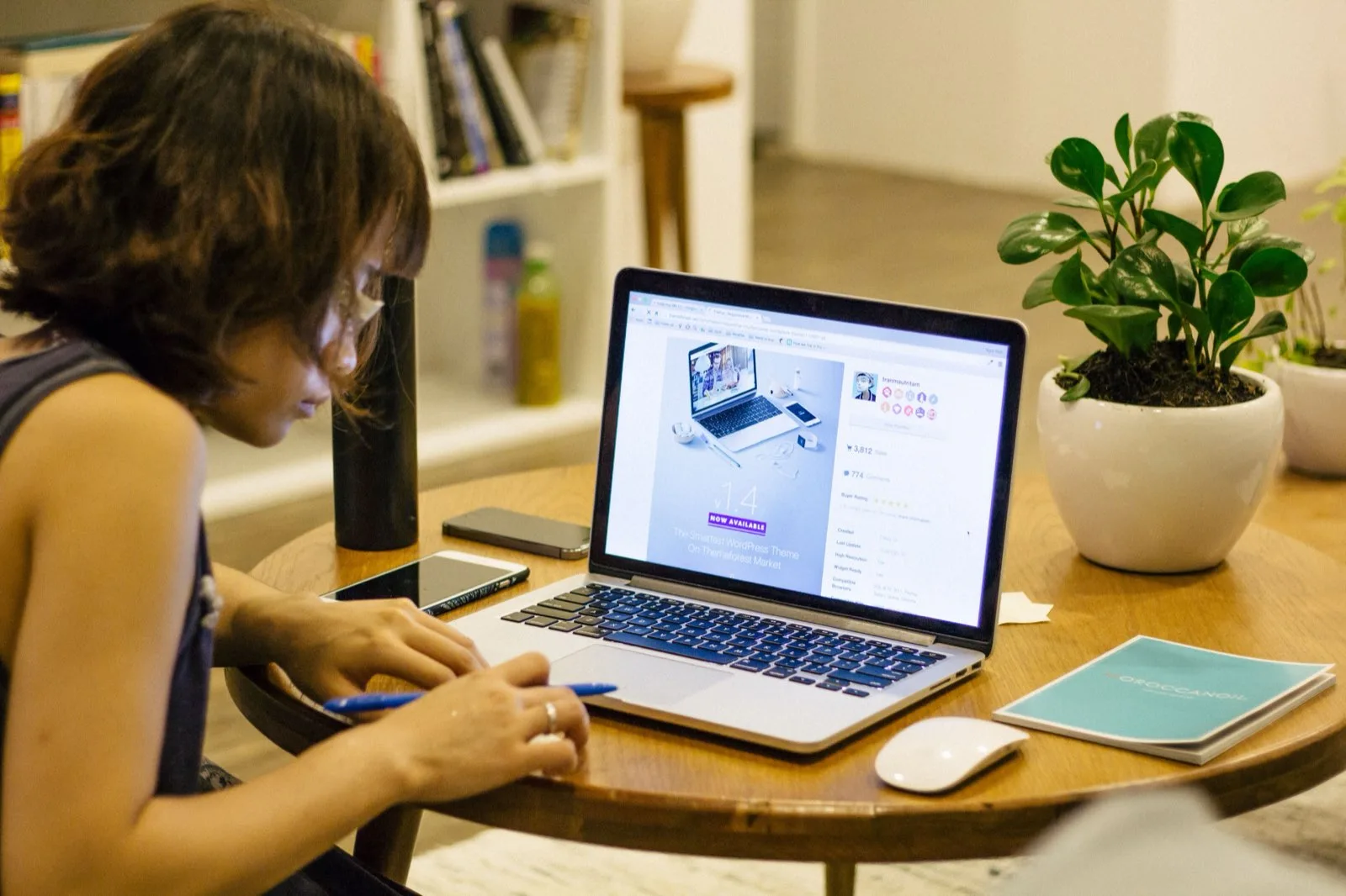 Iemand werkt zelfstandig aan een laptop met een website-bouwer geopend