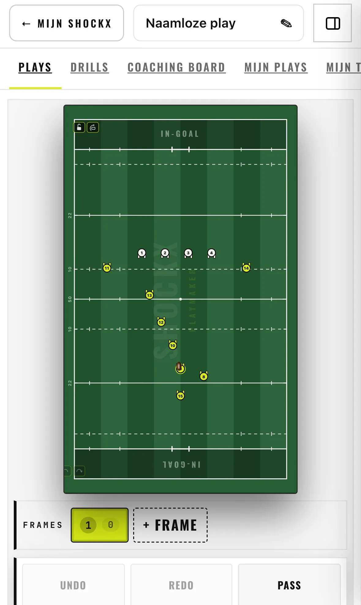 De Playmaker op een telefoon: verticaal rugbyveld met spelers, frames en tools