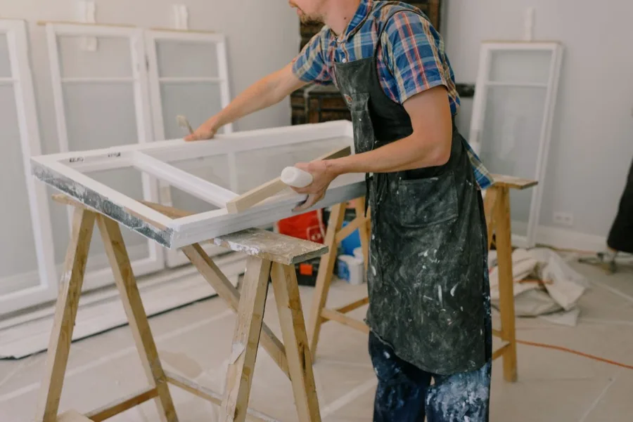 Vakman van Hendriks en Zoon aan het werk