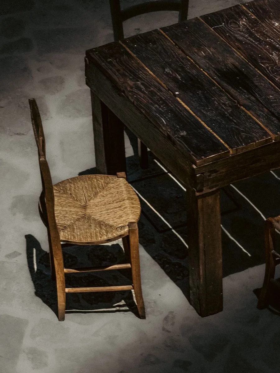 Handgemaakte eettafel van massief eikenhout