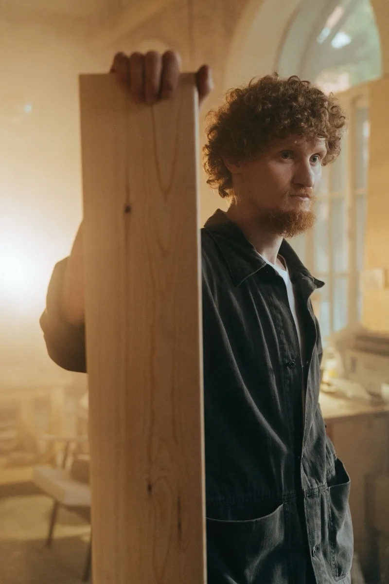 Meubelmaker van Eik en Linnen aan het werk in de werkplaats