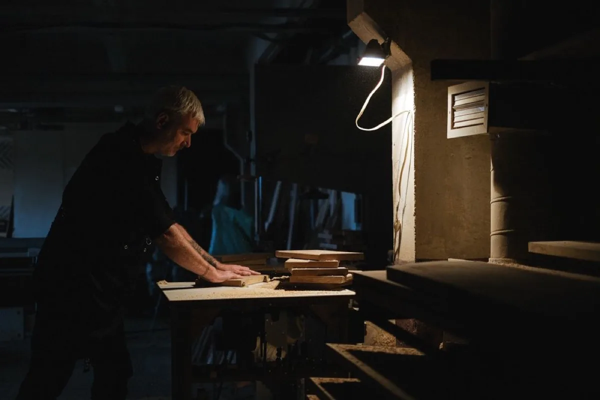 Meubelmaker werkt aan een plank in de werkplaats van Eik en Linnen