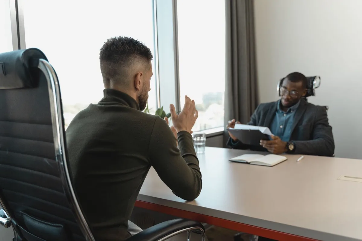 Sollicitatiegesprek in een modern kantoor bij Werkvinders