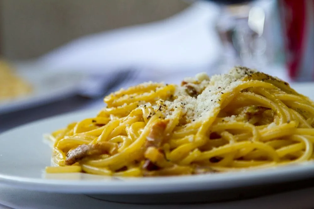 Spaghetti carbonara geserveerd bij Osteria Fiore