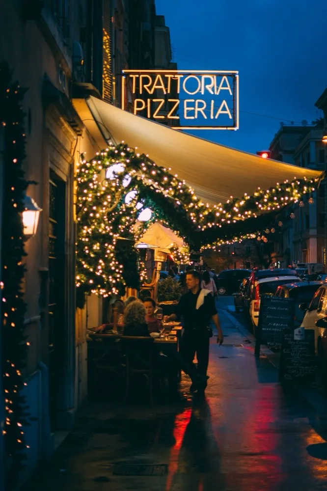 Osteria Fiore in de avond, warm verlicht terras