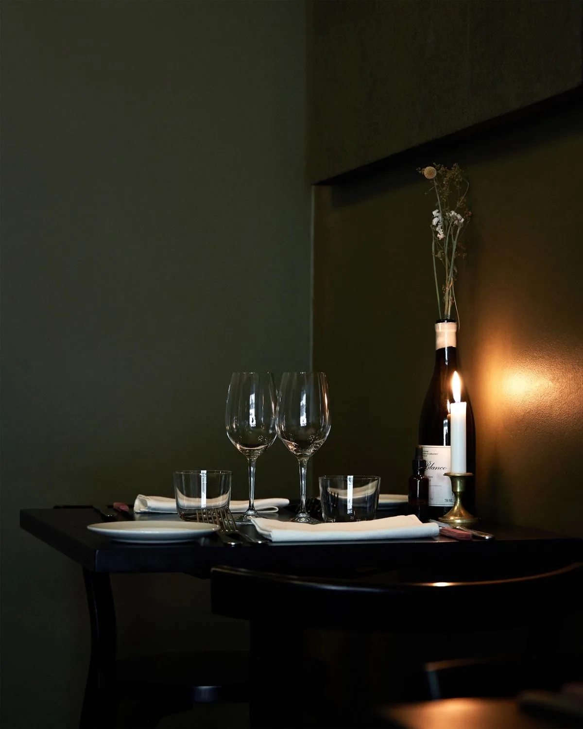 Gedekte tafel bij kaarslicht in Osteria Fiore