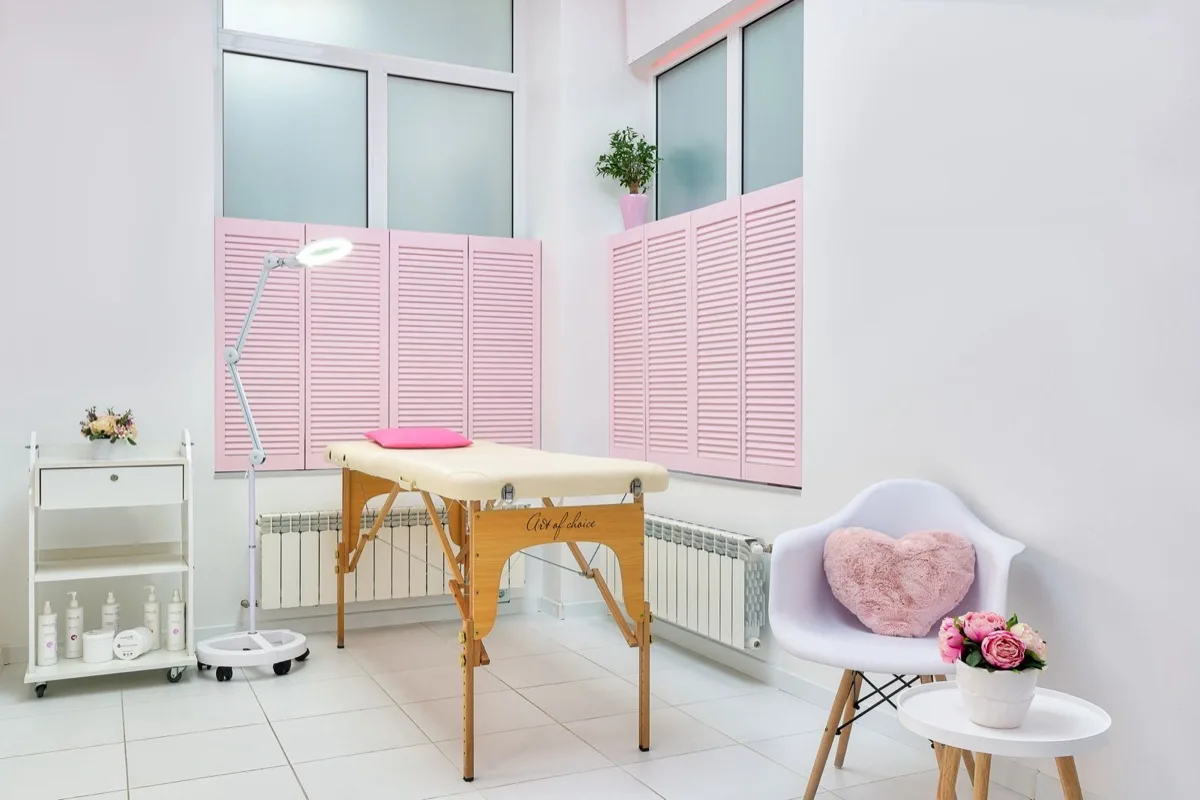 Rustige, sfeervol ingerichte behandelkamer van Studio Blush