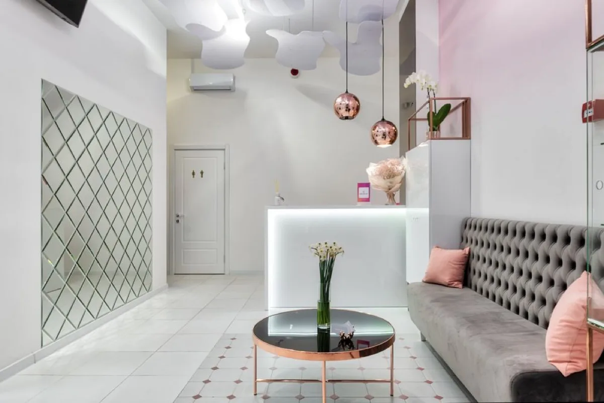 Wachtruimte van Studio Blush met zachte kleuren