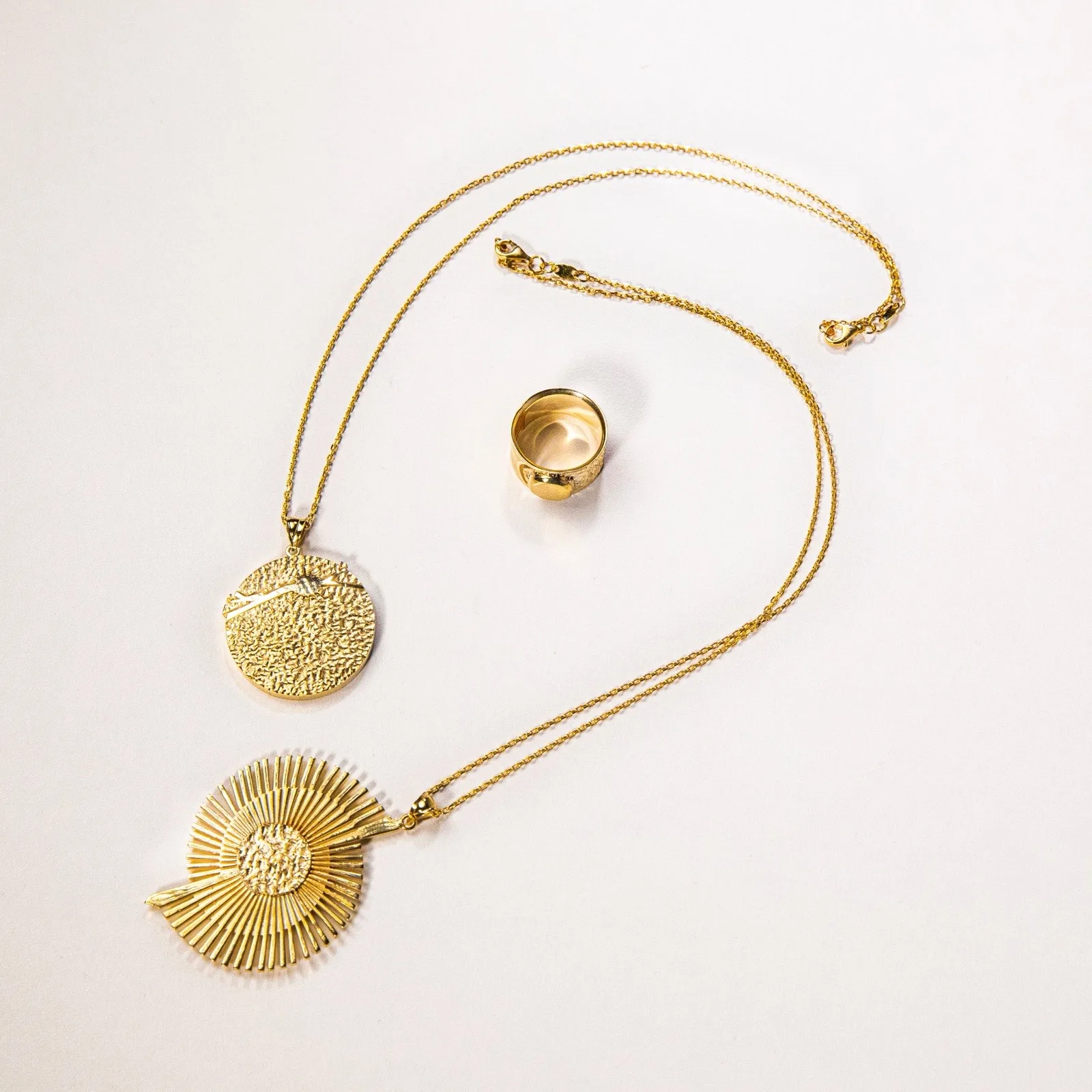 Handgemaakte sieraden van Noor Sieraden, uitgestald op een neutrale ondergrond