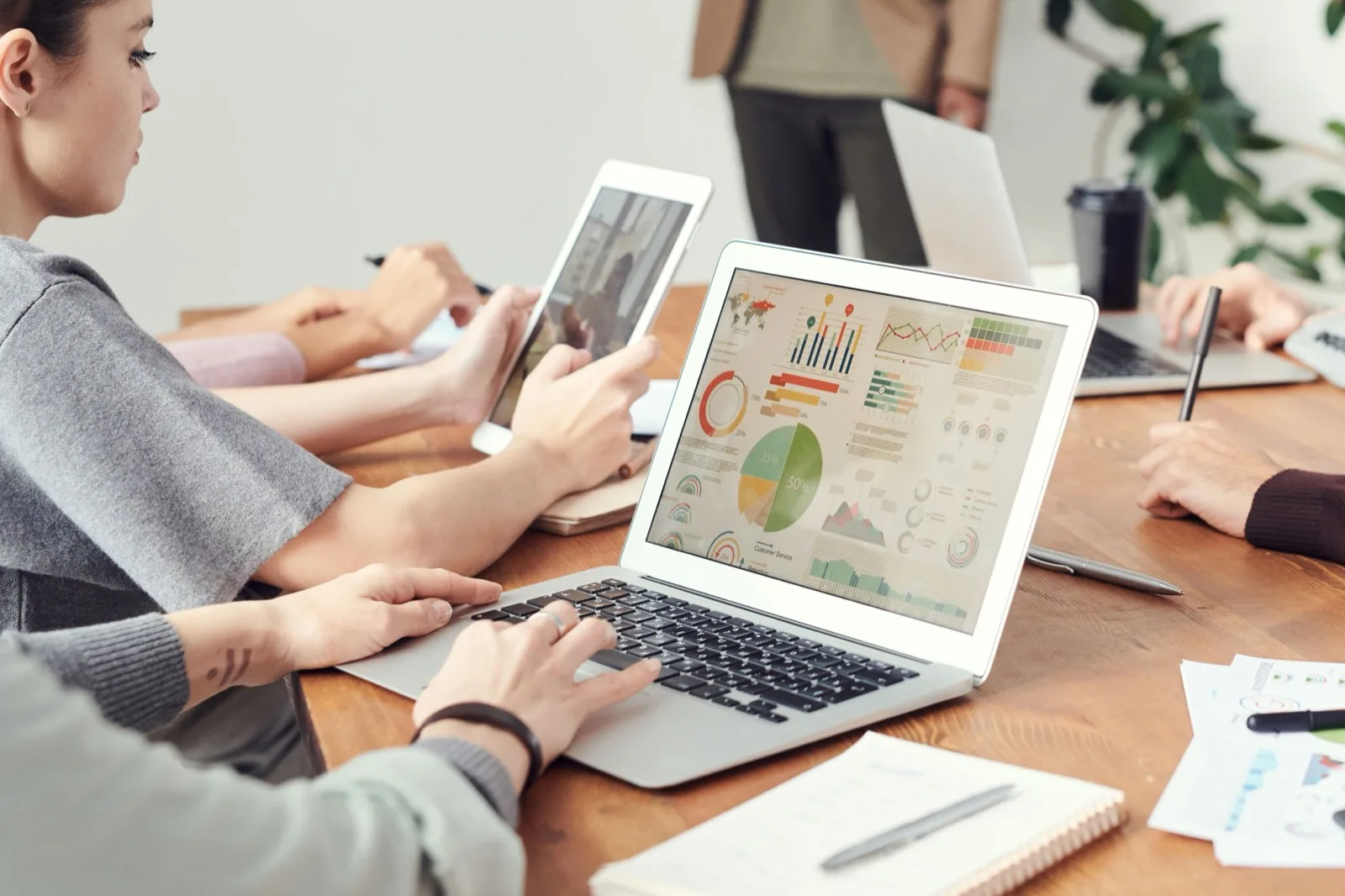 Collega's bekijken samen een dashboard met grafieken op een laptop